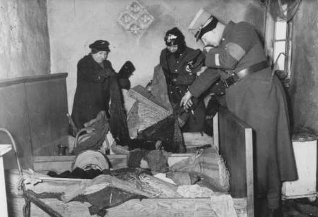 Policía alemana en una redada en un hogar judío en el ghetto de Lodz, Polonia, 1942