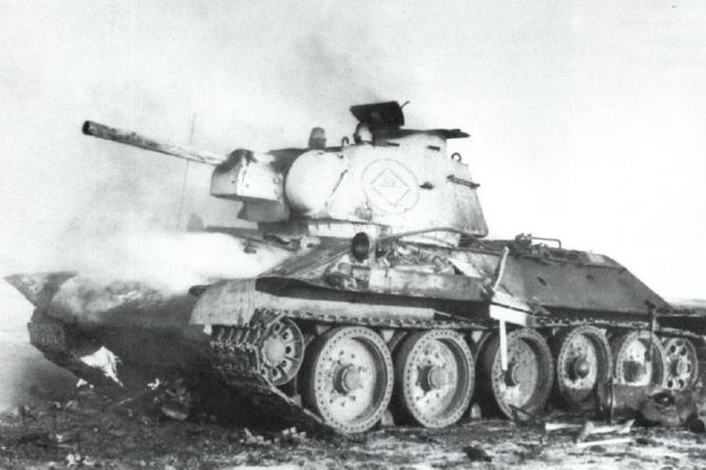 T-34 76 puesto fuera de combate durante los combates en la bolsa de Korsun-Cherkasy. Invierno de 1944