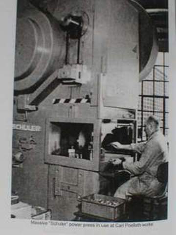 Prensa hidraulica Shuler, prensaba las insignias en su primer proceso de fabricación