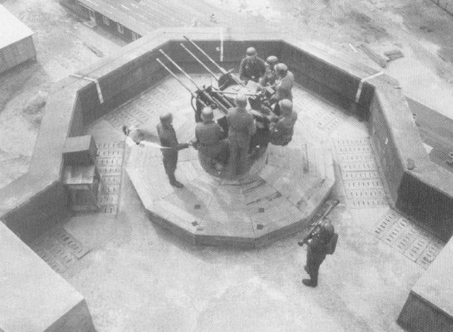 Antiaéreo Flak 20 mm de montaje cuádruple en una torre antiaérea en Hamburgo
