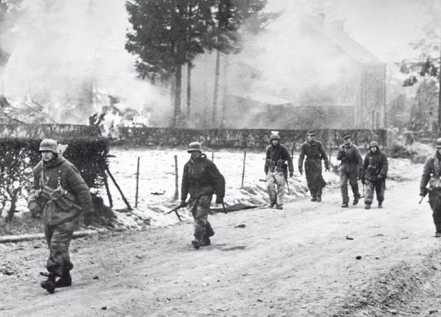 Tropas de la Hitlerjugend en los alrededores de Bastogne. Enero 1945