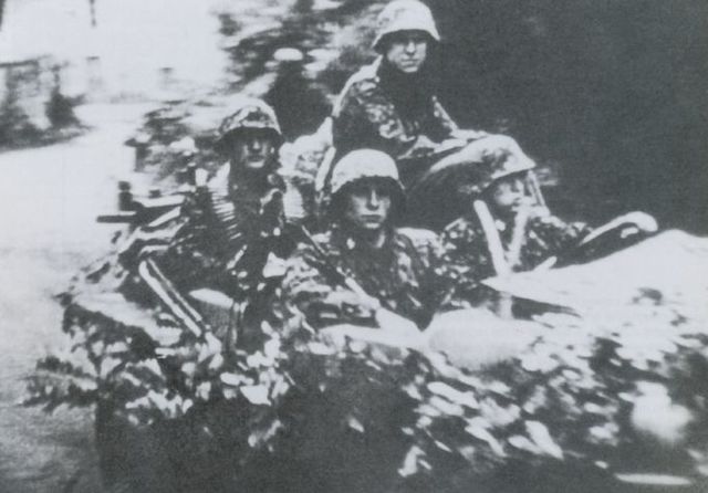 Grupo de panzergrenadieren de la Hitlerjugend sobre un Schwimmwagen, durante los combates en Caen. Julio 1944