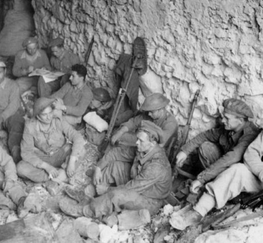 Infantería polaca descansando en la catacumbas del monasterio después de su captura