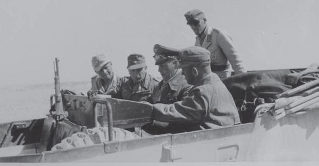 Sentado en el Mercedes junto al Oberstleutnant Eduard Crasemann, comandante de la 15ª Pz. Div