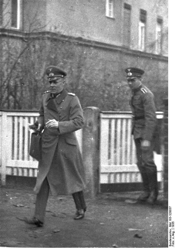 General de Artillería y Jefe del Estado Mayor del Ejército de la Wehrmacht, Ludwig Beck, de camino a una reunión en 1935