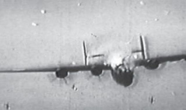 B-24 Liberator derribado por fuego de un caza Focke Wulf 190