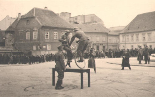 Soldados alemanes demuestran sus habilidades sobre la bici ante el público