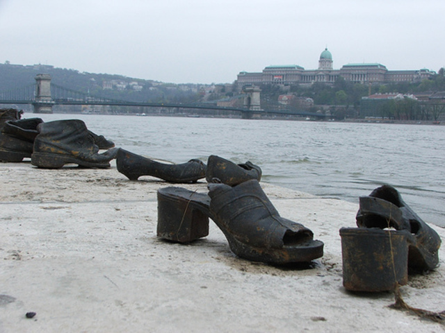Memorial dedicado a las víctimas de la Cruz Flechada en el Danubio