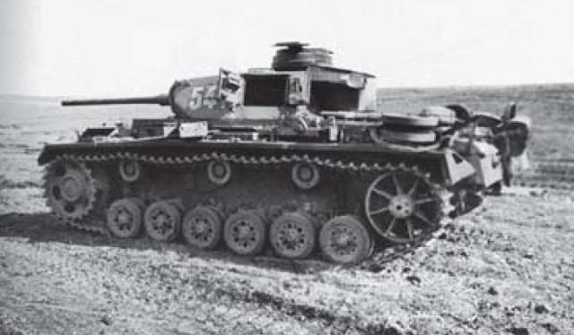 Panzer III de la 3ª División Panzer puesto fuera de combate por fuego soviético