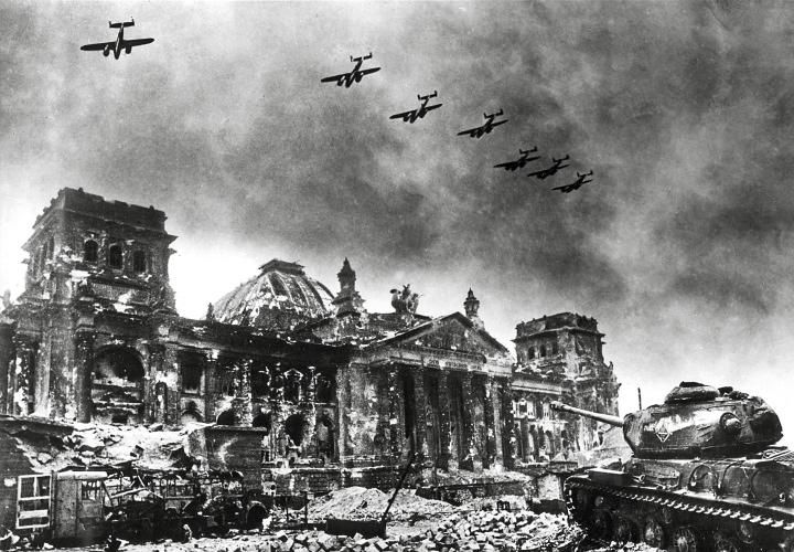 Aviones Soviéticos sobrevolando el Reichstag en 1945