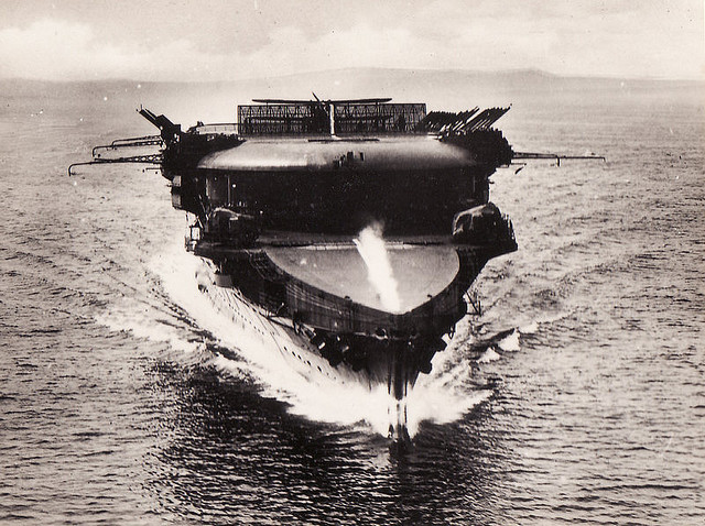 El Furious a mediados de los años treinta antes de su última modificación, en estas fotografías se aprecia claramente la cubierta de vuelo inferior y la cubierta principal despejada