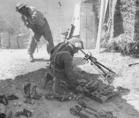 Soldados polacos manejando un mortero
