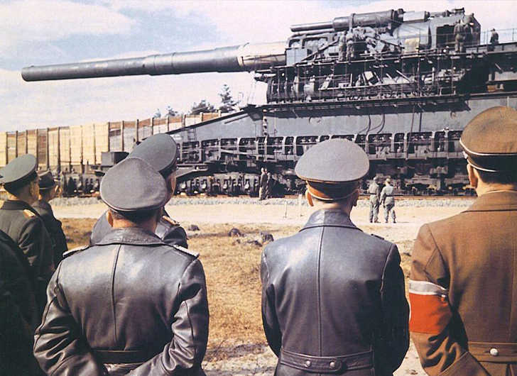 Adolf Hitler supervisando el que sería el cañón más grande del mundo, el Gustav Gerät, en 1942