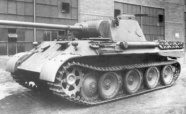 La respuesta alemana a los carros soviéticos. El nuevo Panzer V Panther en una factoría de MAN. Primavera de 1943