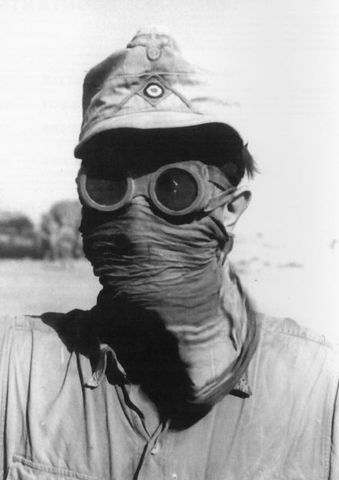 Un panzergrenadier del Afrika Korps con gafas y pañuelo para protegerse del viento y la arena