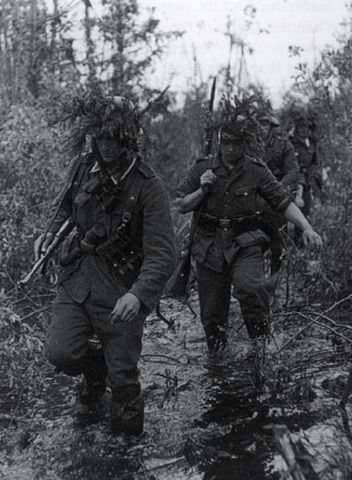 Infantería alemana de patrulla en el frente del Volkhov. El terreno pantanoso alrededor de Leningrado fue uno de los peores en el frente oriental y tuvo y profundo impacto en las operaciones