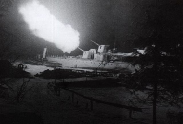 Destructor soviético Opytny escondido en el Neva, bombardeando las posiciones alemanas con sus cañones de 130 mm. Enero de 1942