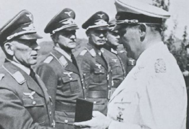 Hermann Goering condecorando a los oficiales de Fallschirmjägers que destacaron durante la invasión de Holanda