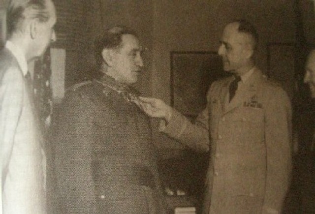 El general Matthew Ridway observa la condecoración otorgada por el Congreso de EE.UU., a Muñoz Grandes