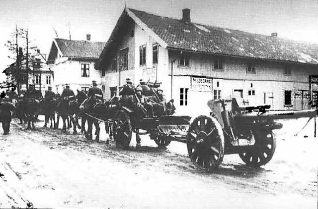 Tropas alemanas con artillería pesada de 105mm al norte de Oslo, camino del frente