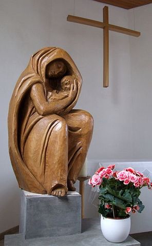 Reproducción en una escultura de madera, en Niedergailbach, Alemania