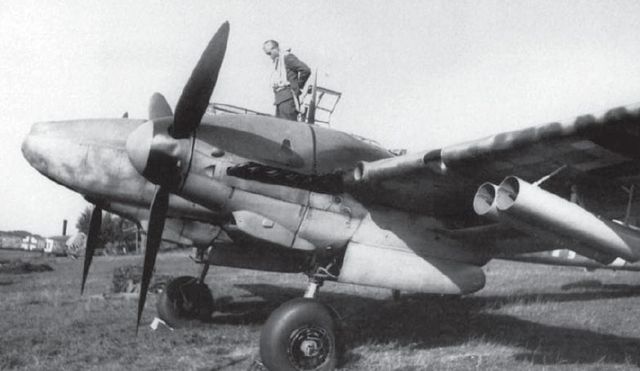 Caza Bf 110 G-2 armado con cohetes, preparado para una misión. Otoño 1943