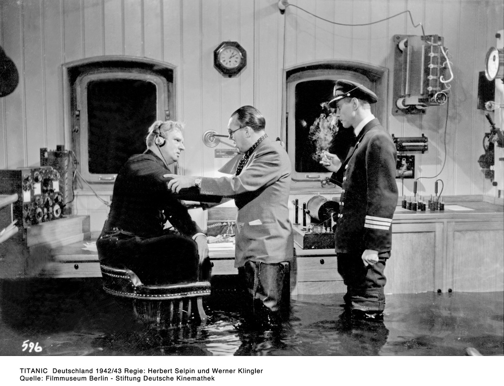 Durante el rodaje de Titanic, Selpin da instrucciones a un actor Durante el rodaje de Titanic, Selpin da instrucciones a un actor