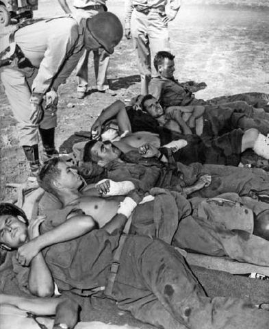 Patton visitando a los heridos en un improvisado puesto de socorro durante la campaña siciliana