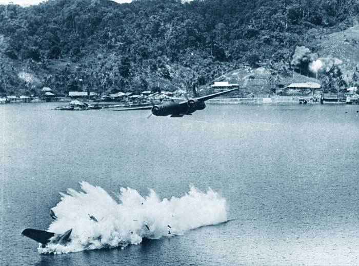 En esta imagen vemos a dos de los doce A-20 Havoc que atacaron Kokas, Indonesia, en 1943. El bombardero que vuela más bajo es alcanzado por el fuego antiaéreo japonés, precipitándose al mar