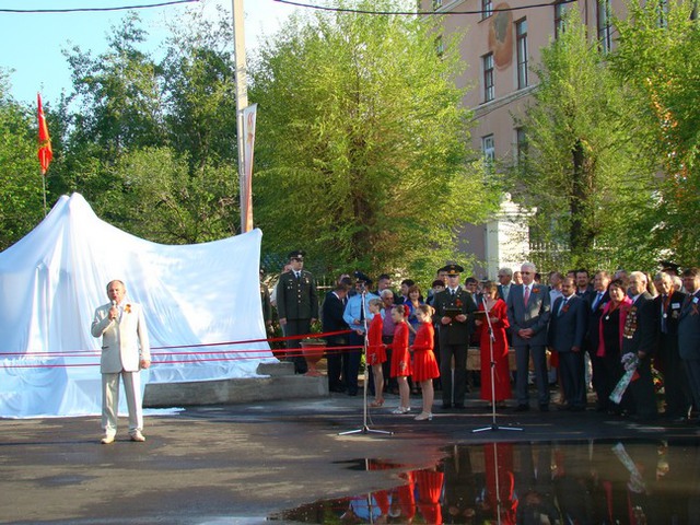Monumento en honor de los camellos Masha y Misha en Ajtubinsk