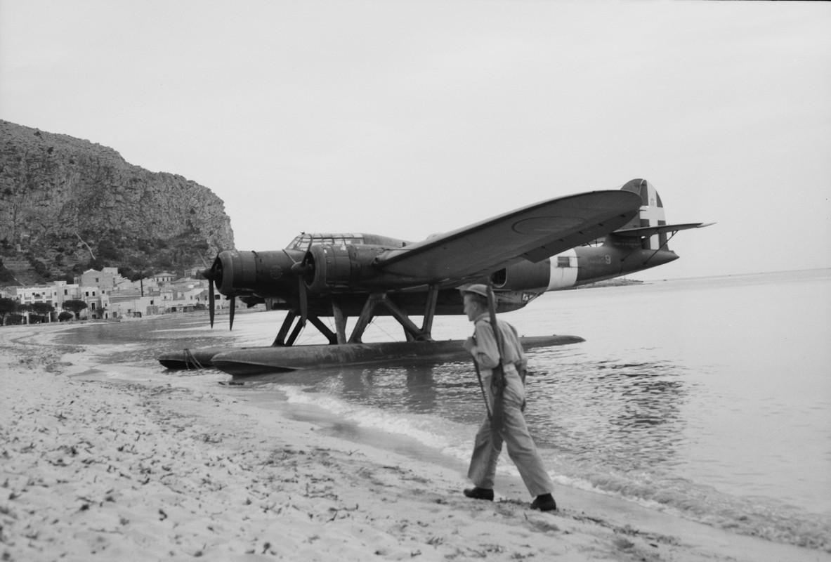 Cant Z.506 Airone en una playa de Sicilia, 1943