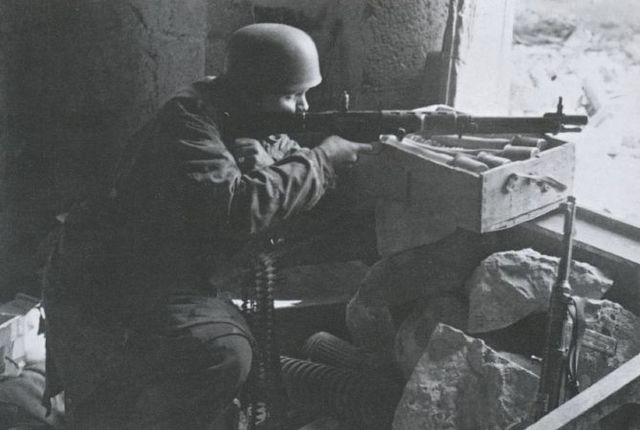 Fallschirmjäger con un fusil automático FG 42 combatiendo en las ruinas de Cassino
