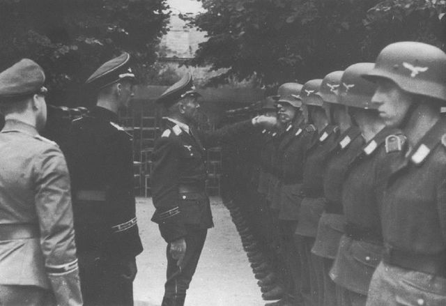 General Conrath pasando revista a una compañía de ingenieros de la HGD en su base de Berlín-Reinickendorf