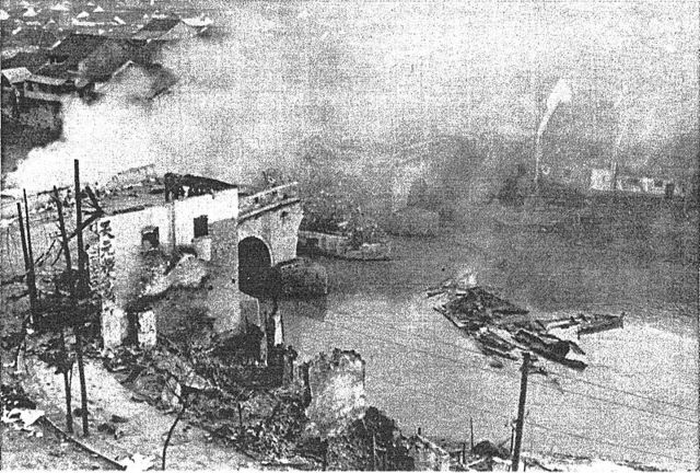Puente destruido por la artillería japonesa