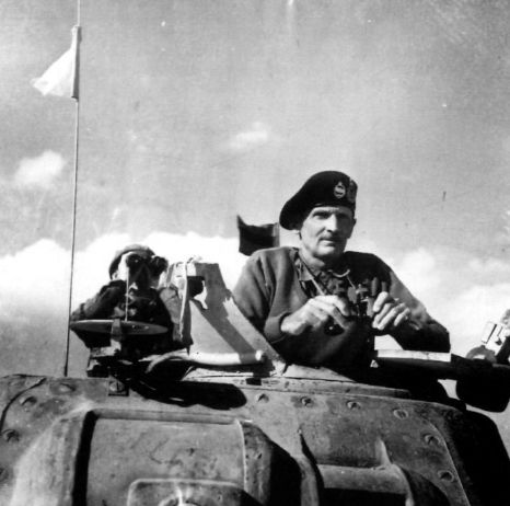 El Teniente General Bernard L. Montgomery en la torreta de su tanque Grant. Fue el nuevo comandante del 8º Ejército a partir de agosto de 1942