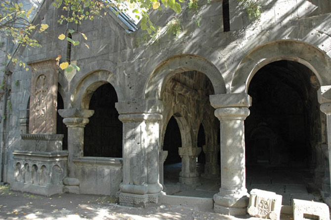 [Image: tu-vien-_Sanahin-8.jpg]