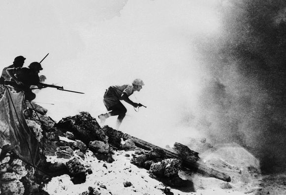 Infantería australiana asaltando las posiciones alemanas en la línea de El Alamein