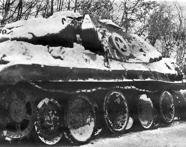 Panther de la 150ª Brigada Panzer puesto fuera de combate. El camuflaje le hace parecer un cazacarros M-10 norteamericano