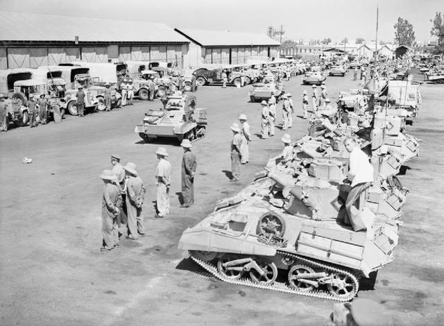 Tanques ligeros Mk VIs y camiones del 8º Kings Royal Irish Hussars durante una revista en el desierto. Verano de 1940