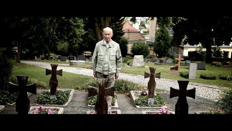 Helmut Böttger junto a tumbas alemanas