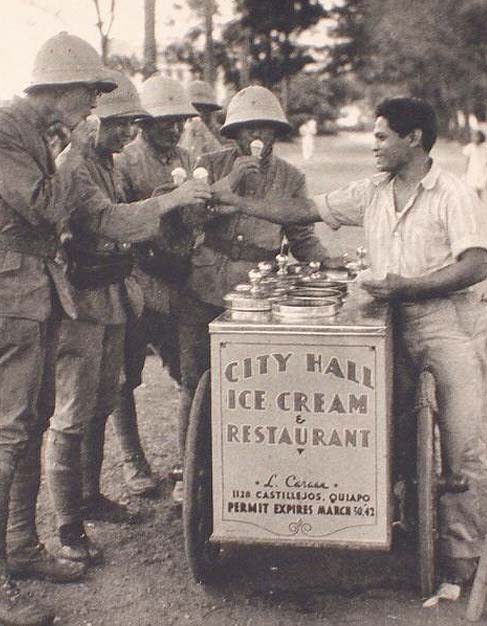 Soldados japoneses toman helados en Manila