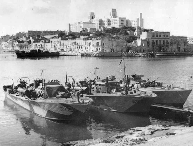 Un trío de BPT británicas atracadas en la base de submarinos de la Royal Navy en el Lazareto, Malta