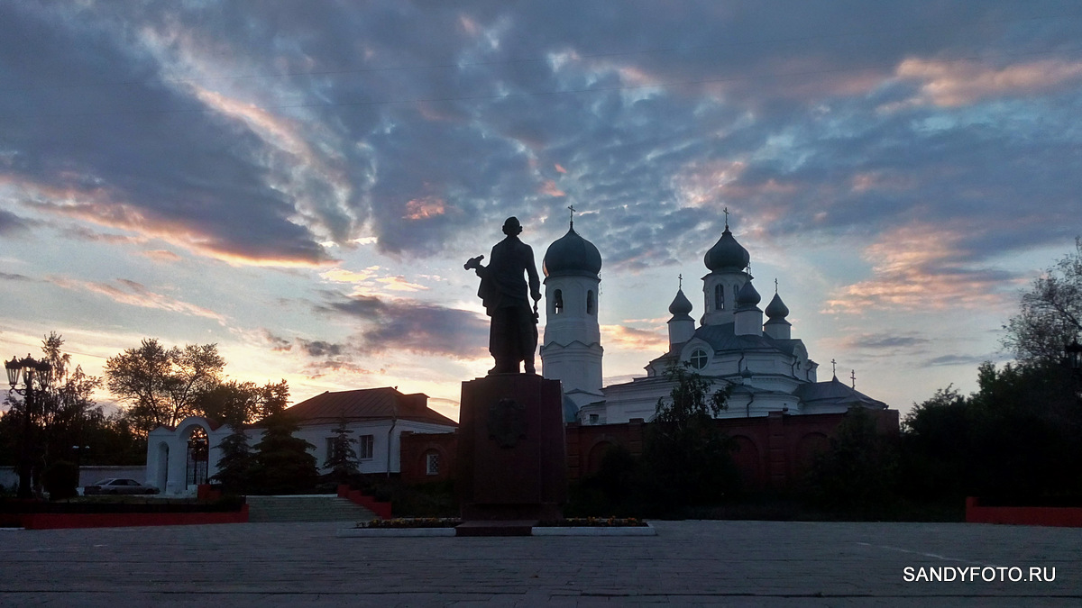 Памятник Неплюеву, храм Дмитрия Солунского