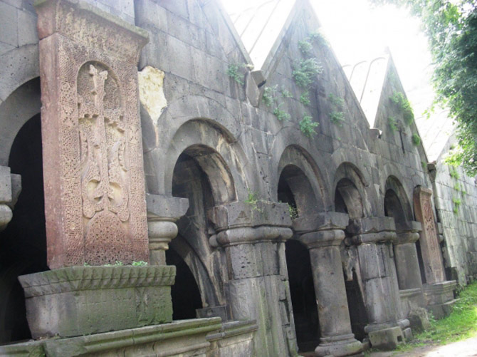 [Image: tu-vien-_Sanahin-5.jpg]